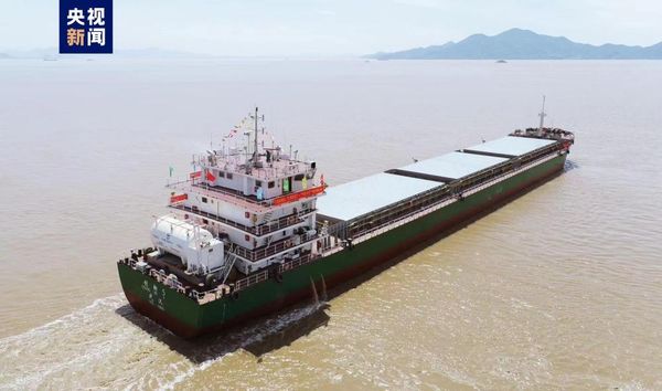 ▲大陸「創新5」LNG動力貨輪成為首艘穿越三峽大壩的江海直達輪。（圖／翻攝央視）
