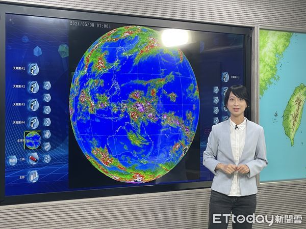 ▲▼氣象署預報員謝佩芸說，目前台灣的南邊洋面水氣多，是否增強發展為颱風變數大，還要再觀察。             。（圖／記者蔡亞樺攝）