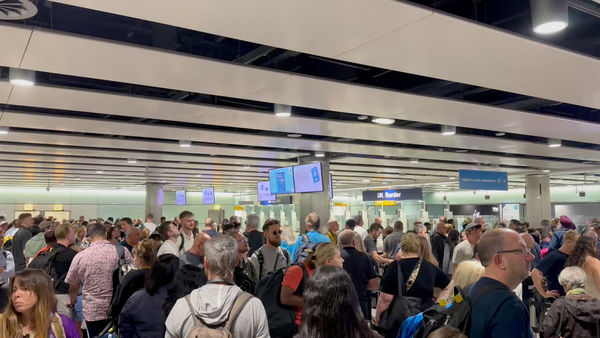 ▲▼英國倫敦希思洛機場5月7日遭遇影響護照檢查的全國性技術問題後，出現擁擠的排隊人潮。（圖／路透）