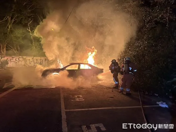 ▲新竹2名20多歲男坐車內燒成焦屍。（圖／記者陳凱力翻攝，下同）