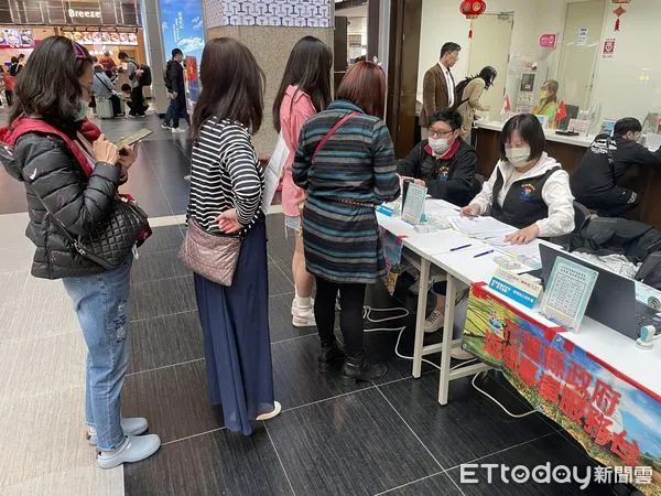 ▲▼返鄉專車台北車站取票，縣府人員在現場提供服務。（圖／花蓮縣政府提供資料照片，下同）