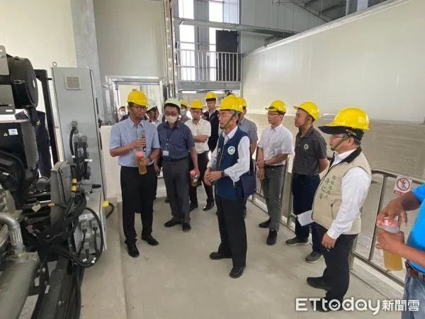 ▲環境部長薛富盛8日南下視察，期許全國規模最大的畜牧糞尿集中處理廠啟用後，成為全台畜牧污染轉廢為能標竿。（圖／記者林東良翻攝，下同）