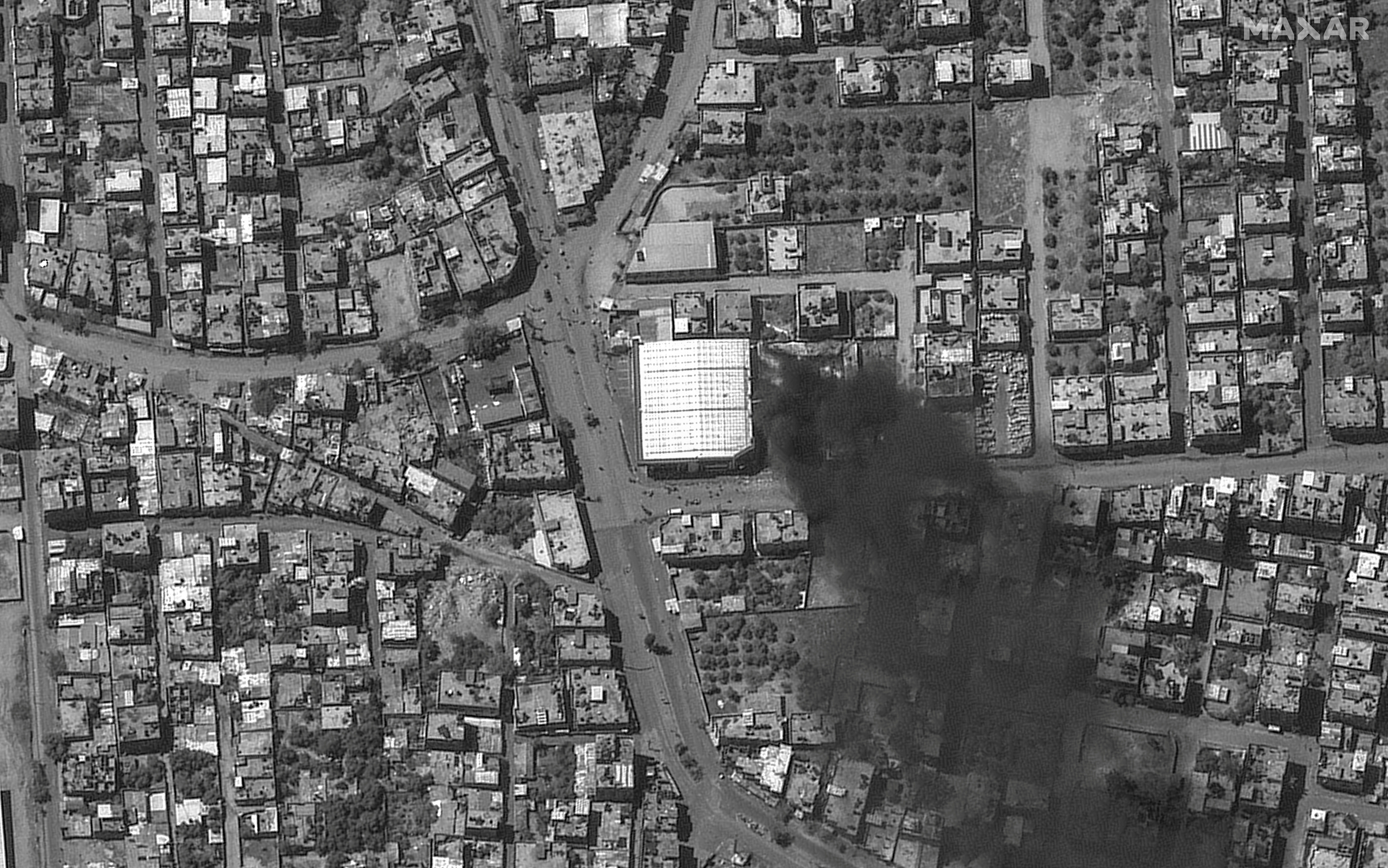 ▲▼ 加薩南部城市拉法過境點5月7日黑白衛星影像。  （圖／路透）