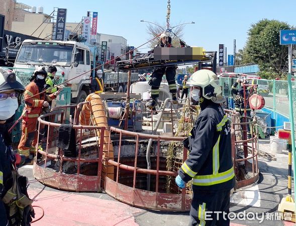 ▲曾獲亞運金牌龍舟國手陳俞安去年2月騎車行經桃園區文中路汙水下水道工地時不慎墜坑，消防人員將其吊掛送醫急救。（資料照／記者沈繼昌翻攝）