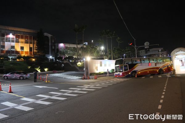 ▲▼1輛遊覽車突然失去動力倒退嚕，先撞凹自小客車，再撞公車站體，還好車上沒人。（圖／民眾提供，下同）