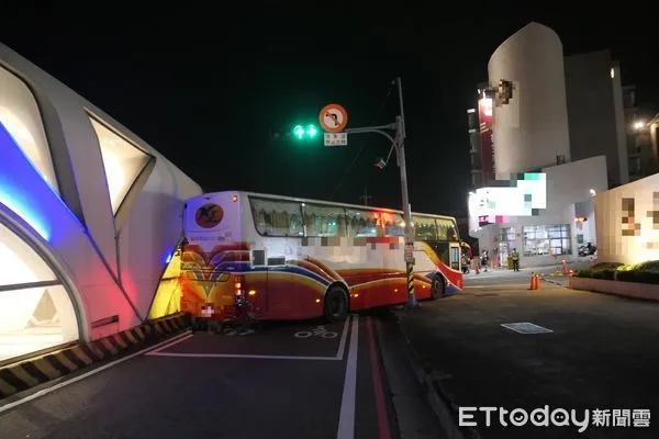 ▲▼1輛遊覽車突然失去動力倒退嚕，先撞凹自小客車，再撞公車站體，還好車上沒人。（圖／民眾提供，下同）