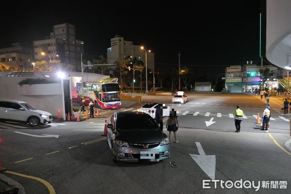 ▲▼1輛遊覽車突然失去動力倒退嚕，先撞凹自小客車，再撞公車站體，還好車上沒人。（圖／民眾提供，下同）