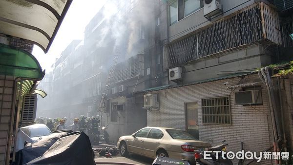 ▲台北市內湖區環山路一段一處老公寓，8日下午發生火警。（圖／記者黃彥傑翻攝，下同）