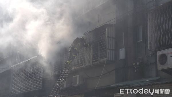 ▲台北市內湖區環山路一段一處老公寓，8日下午發生火警。（圖／記者黃彥傑翻攝，下同）