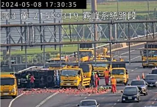 ▲▼       國三霧峰段翻車事故      。（圖／翻攝高速公路1968）