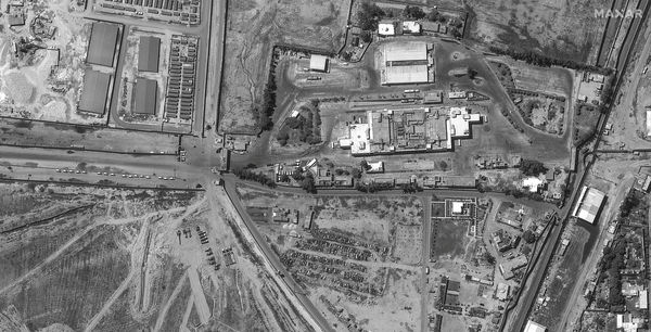 ▲▼ 加薩南部城市拉法過境點5月7日黑白衛星影像。（圖／路透）