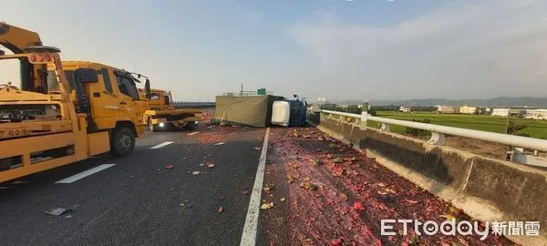 ▲▼1輛載滿西瓜的貨車爆胎翻覆，佔用2車道回堵中             。（圖／民眾提供，下同）