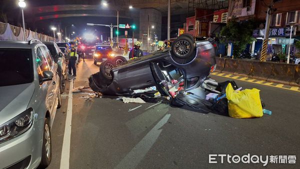 ▲新北市汐止9日凌晨發生一休旅車擦撞路邊車輛翻車意外。（圖／記者張君豪翻攝）