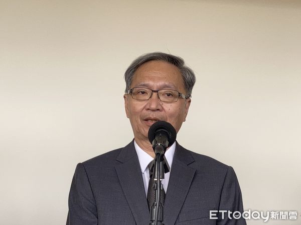 ▲▼衛福部長薛瑞元出席立院衛環委員會審議「再生醫療法草案」會前受訪。（圖／記者洪巧藍攝）