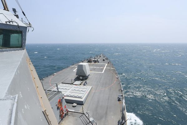 ▲▼美國阿利·伯克級導彈驅逐艦哈爾西號（DDG 97）2024年5月8日通過台灣海峽。（圖／美國海軍）