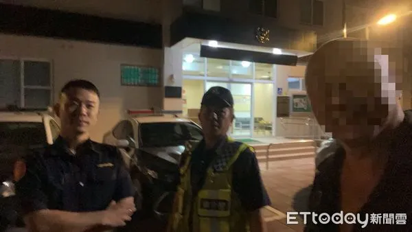 ▲內埔分局萬巒分駐所副所長馮煥山與警員李政達等人即時處理狗隻屍體             。（圖／記者陳崑福翻攝）