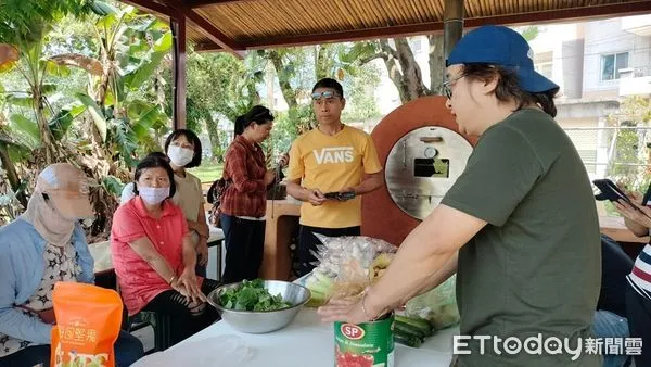 ▲弱勢受災戶練習烘焙、戶外廚房烤披薩等技能，此次星空草地音樂會也將提供免費窯烤披薩、烤時蔬。（圖／芥菜種會提供，下同）
