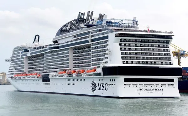 ▲▼郵輪梅拉維利亞號（MSC Meraviglia）停靠在西班牙巴塞隆那港口。（圖／達志影像／美聯社）