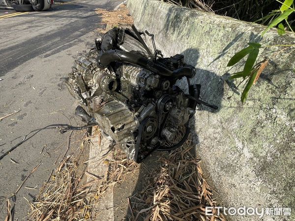 ▲▼西湖鄉苗28縣道，自小客車自撞翻覆事故             。（圖／民眾提供）