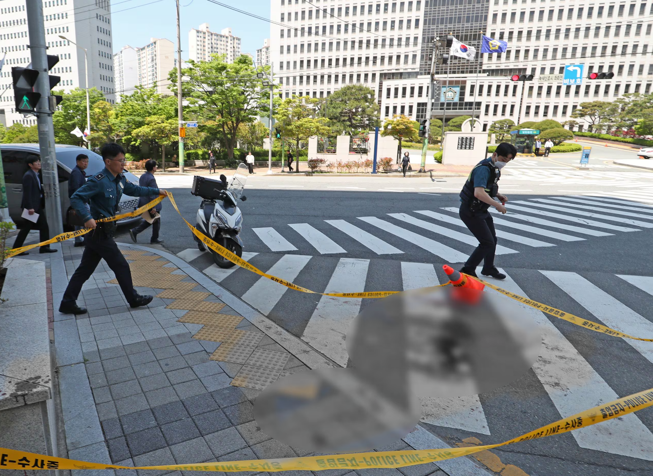 ▲▼南韓釜山地方法院9日上午爆發殺人事件，血跡已經灰階處理。（圖／翻攝自News1）