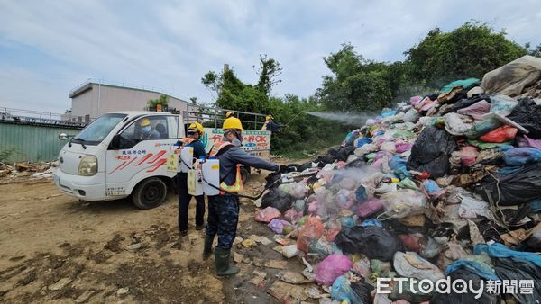 ▲琉球鄉堆積的垃圾          。（圖／屏東縣政府提供）