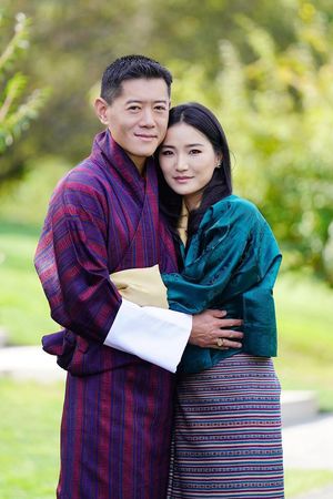 ▲不丹王后吉增佩瑪（左4）產後首次露面，出席《不丹沒有槍》「首映會」。（圖／海鵬提供）