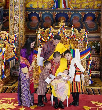 ▲不丹王后吉增佩瑪（左4）產後首次露面，出席《不丹沒有槍》「首映會」。（圖／海鵬提供）