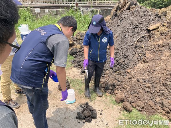 ▲台南地檢署洪欣昇檢察官，指揮廉政署南部地區調查組等廉警環人員，持搜索票前往嘉義 縣義竹鄉、彰化縣二林鎮國營大型養豬場等20處執行搜索，查獲不法事證。（圖／記者林東良翻攝，下同）