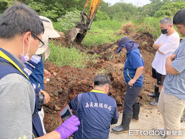 ▲台南地檢署洪欣昇檢察官，指揮廉政署南部地區調查組等廉警環人員，持搜索票前往嘉義 縣義竹鄉、彰化縣二林鎮國營大型養豬場等20處執行搜索，查獲不法事證。（圖／記者林東良翻攝，下同）