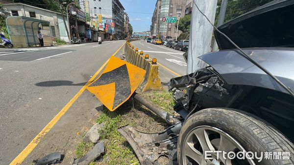 ▲基隆市八堵隧道前彎道發生自撞車禍。（圖／記者郭世賢翻攝，下同）