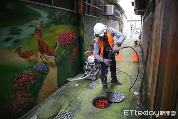 ▲▼ 年堵塞3次以上污水下水道管線內部沉積油塊情形            。（圖／水利局提供）