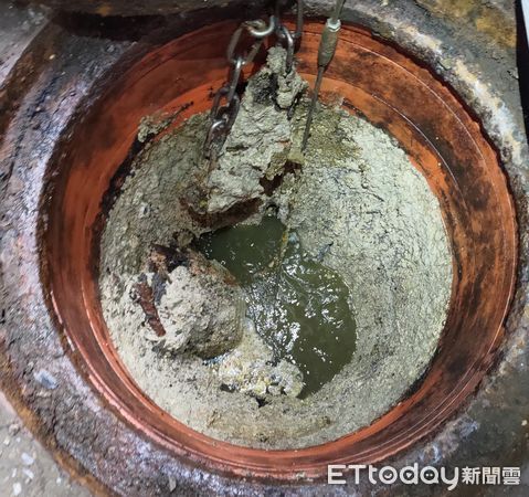 ▲▼ 年堵塞3次以上污水下水道管線內部沉積油塊情形            。（圖／水利局提供）