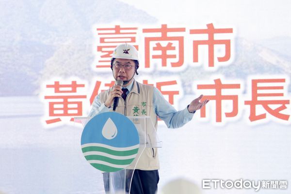 ▲蔡英文總統在台南市長黃偉哲、經濟部王部長及水利署賴建信署長陪同下視察「曾文南化聯通管工程」通水情形。（圖／記者林東良翻攝，下同）