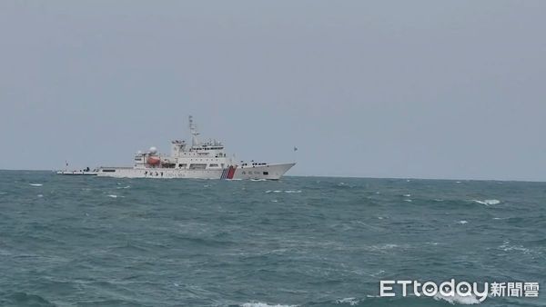 ▲中國海警、海監、漁業處、東海救援等公家船艦9日下午擅闖金門禁限制海域，遭台灣海巡署船艦伴航監控 。（圖／記者張君豪翻攝）