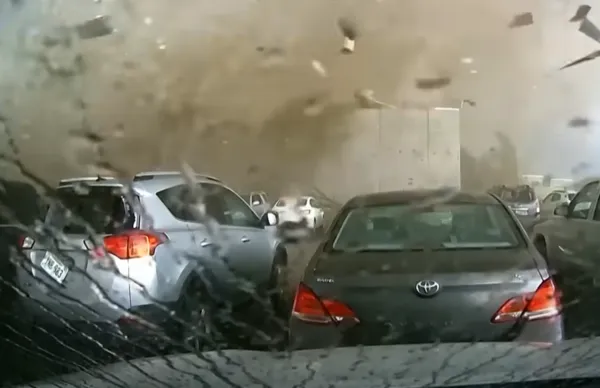 ▲▼龍捲風橫掃「工廠15秒被夷平」畫面曝。（圖／翻攝自YouTube／AccuWeather ）