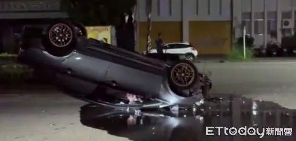 ▲台東軍人撞變電箱翻車，酒測值高達0.97。（圖／記者楊漢聲翻攝，下同）