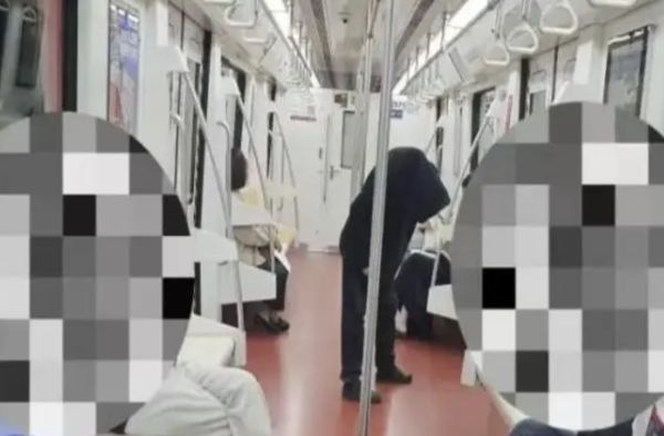 ▲西安地鐵出現一名「黑衣怪客」。（圖／翻攝光明網）