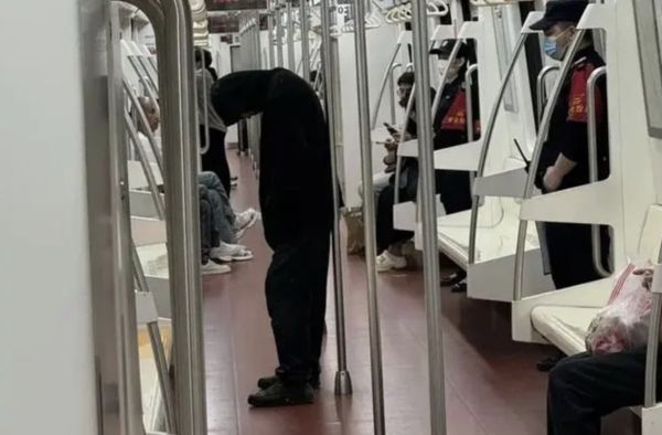 ▲西安地鐵出現一名「黑衣怪客」。（圖／翻攝光明網）