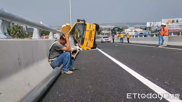 ▲▼國一接74號工程工安意外，一輛橋樑檢測車翻覆，1無生命跡象1重傷。（圖／民眾提供，下同）