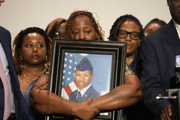 ▲▼23歲非裔美國空軍福特森（Roger Fortson）被警方擊斃，母親查特梅基（Chantemekki Fortson）與律師克倫普（Ben Crump）舉行記者會。（圖／達志影像／美聯社）