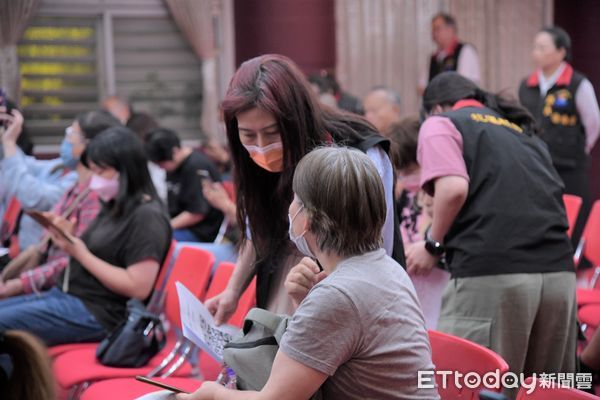 ▲花蓮縣政府中繼屋入住意願調查說明會，由縣長徐榛蔚親自主持。（圖／花蓮縣政府提供，下同）