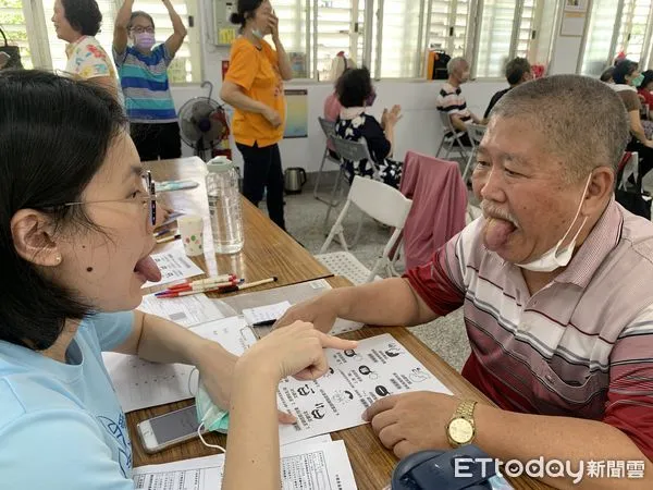 ▲▼長者們在聽語治療師的指令下，伸出舌頭練習畫圓圈。（圖門諾醫院提供，下同）