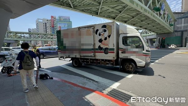 ▲▼       北市女行人與小貨車碰撞，慘卡車底無生命跡象，緊急送醫搶救      。（圖／記者黃彥傑攝）