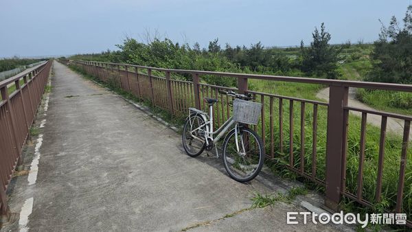 ▲▼清水阿伯去高美濕地運動，結果失聯27個小時，警消出動35人在大甲溪畔尋獲。（圖／警方提供，下同）