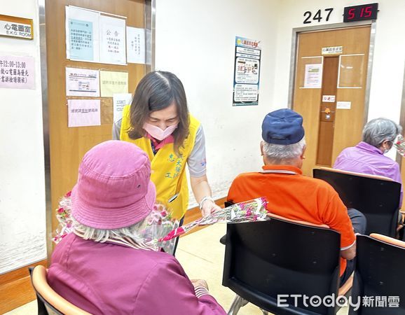 ▲成大醫院社工部暨志工團隊，舉辦「溫馨五月情．成醫伴你行～母親節愛的宣言暨器捐宣導活動」，同時由志工們到各診區送康乃馨鮮花祝福病友，一起向辛勞的媽媽們說「母親節快樂」。（圖／記者林東良翻攝，下同）