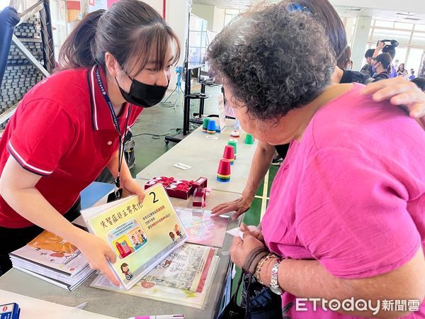 ▲台南市立安南醫院社區護理5月10日因應母親節，聯手土城國小辦理「失智友善社區-憶發擊中」活動。（圖／記者林東良翻攝，下同）