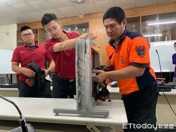 ▲台南市湛然寺的師兄師姐捐贈破門器材，並配發給第七大隊所轄分隊，期能透過這款新型破門器材，縮短消防勤務破門時間，提升救災效率。（圖／記者林東良翻攝，下同）