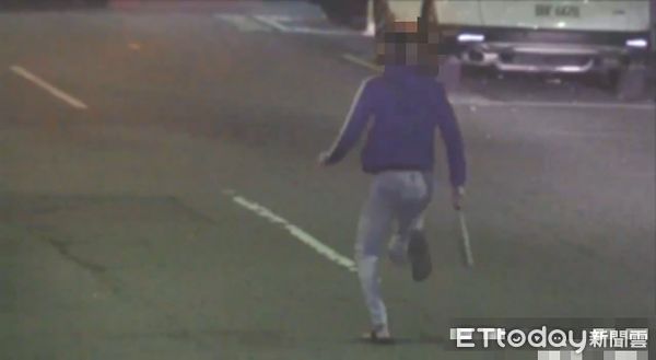 ▲黃男租車不還，店員田男當街持球棒追趕，黃男擦撞其他車輛逃逸。（圖／記者陸運陞翻攝）