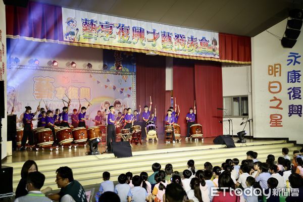 ▲台南市永康區復興國小於10日晚間舉辦「藝享復興—學生才藝發表暨母親節感恩晚會」，市長黃偉哲驚喜現身，提前祝賀在場的媽媽們母親節快樂。（圖／記者林東良翻攝，下同）