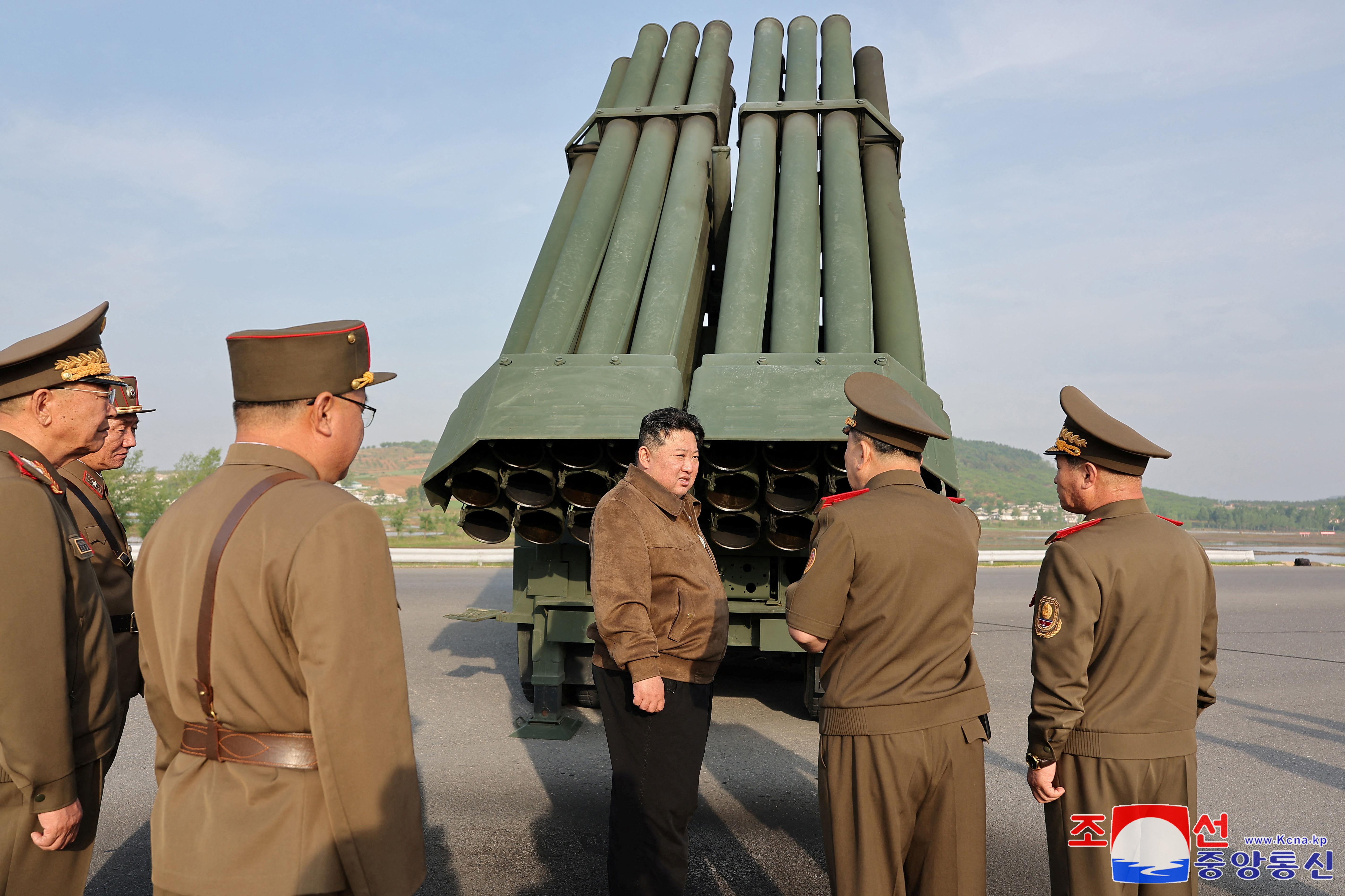 ▲▼ 金正恩監督改良版240毫米多管火箭砲試射，北韓官媒公開照片。（圖／路透）